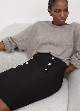 Чорна класична тепла спідниця олівець на осінь-зиму декорована золотими ґудзиками h&m  36 розміру до коліна