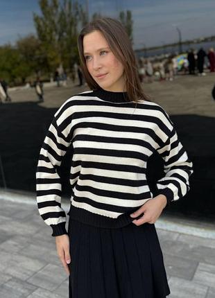 Свитер в черно-белую полоску