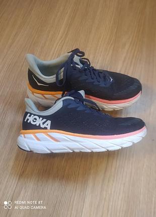 Кроссовки бренда hoka