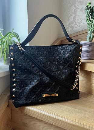 Чорна містка сумка з золотою фурнітурою