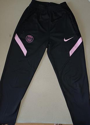Спортивные штаны nike dri-fit paris saint-germain черного цвета.
пояс 26,бедра 46 длина шага 64