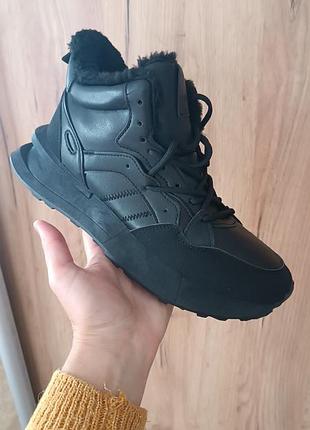 Утепленные удобные женские кроссовки из качественной экокожи