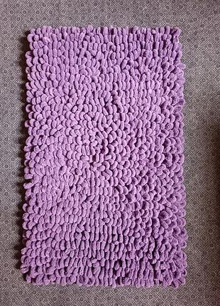 Коврик для ванной комнаты ручная работа из пряжи пуффи сиреневый размер на фото