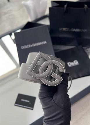 Ремінь сірого кольору металева пряжка у вигляді логотипу 59756