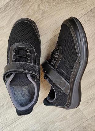 Стильные кроссовки