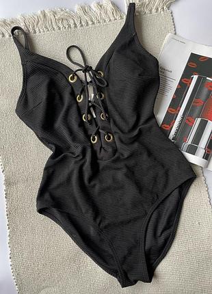 Суцільний купальник в рубчик злитий купальник в рубрик на шнурівці спереду
