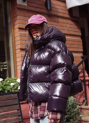 Дутый пуфер пуховик глянцевый с капюшоном баклажан