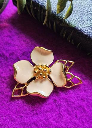 Брошь trifari dogwood, эмаль, винтаж