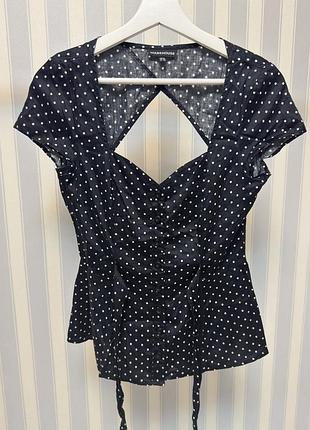 Чорна приталена сорочка в горошок