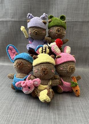 Мʼяка іграшка капібара в костюмі вʼязана амігурумі подарунок на день народження миколая хрещення виписку з пологового