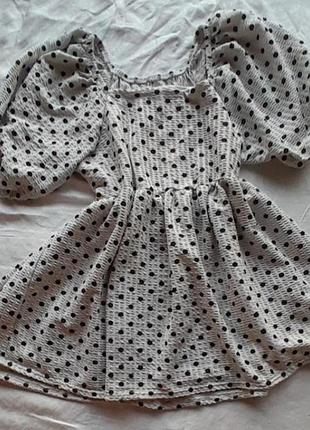 Платье в горох с объемными рукавами