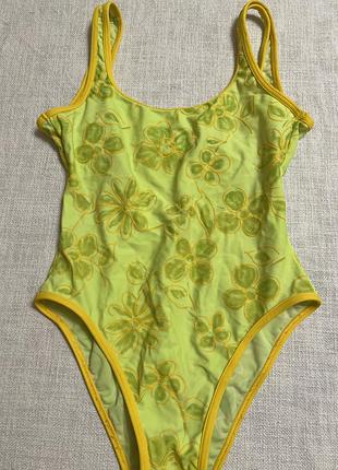 Салатовий жовтий в квітах суцільний купальник