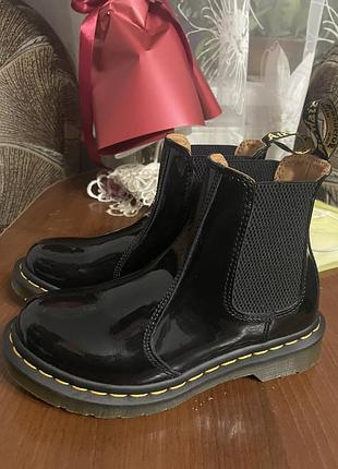 Челсиdr. martens 2976 patent chelsea boots