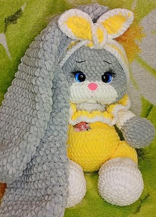 Зайка з довгими вушками зв'язана гачком