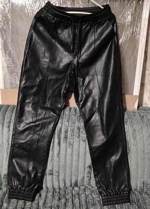Стильные женские брюки из искусственной кожи. цвет черный, размер m