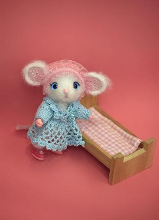 Мышка в одежде с подушкой и пледом