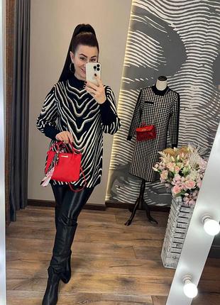 Туника свободного кроя декорирована стразами