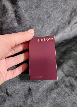 Calvin klein euphoria - легендарный восточный цветочный аромат с аккордом лотоса, сладкими акцентами хурмы, фиалкой и зелеными нотами, виалка, 1,2 мл