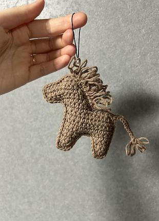 Вязаная игрушка брелок лошадка символ 2026 года