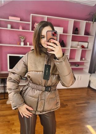 Куртка женская демисезонная утепленная с капюшоном коричневого цвета под пояс