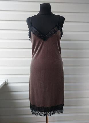 Платье с кружевом на тонких бретелях destello