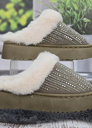 Тапочки-угги женские оливковые утепленные на объемной подошве со стразами 8128