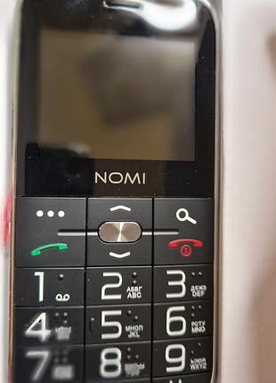 Кнопочный телефон на зарядной станке nomi i220