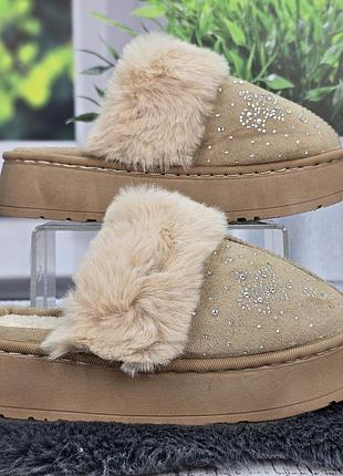 Тапочки-угги женские бежевые утепленные на объемной подошве со стразами 8129