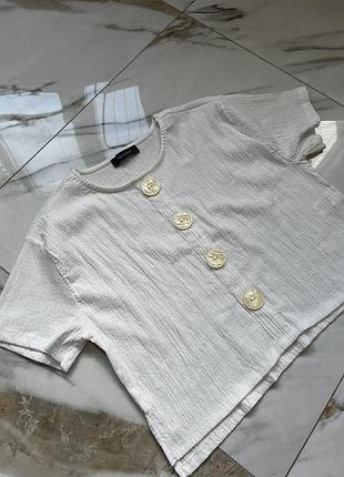 Блуза з красивими ґудзиками