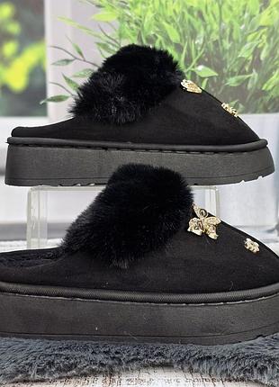 Тапочки-угги женские черные с украшениями утепленные на объемной подошве 8130