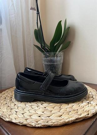 Лакові туфлі для дівчинки від dr.martens