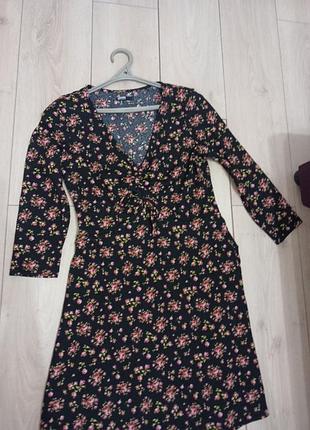 Продам платье с цветочным принтом