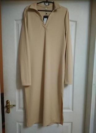 Сукня в рубчик з розрізом на ніжці