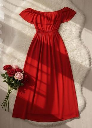 Яркое платье красное