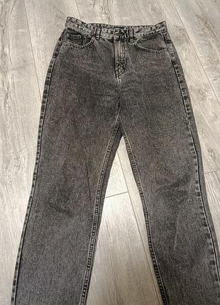 Джинсы черного цвета мом