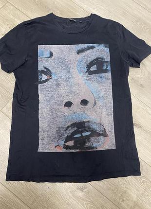 Стильна чорна футболка з великим графічним принтом обличчя. м’який матеріал, приємний до тіла, добре тримає форму.