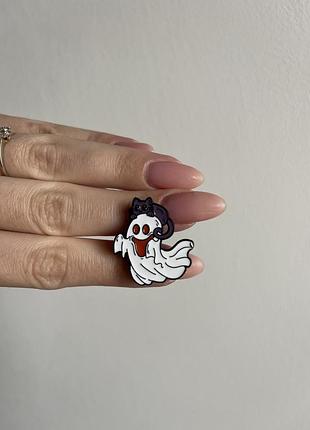 Пін значок металевий брошка «привид з кішкою» — хеловінський пін для фанатів містики