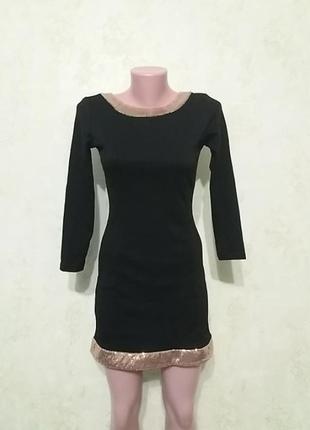 Трикотажное платье  с пайетками