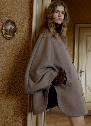 Пальто-накидка из шерсти с контрастным воротником
