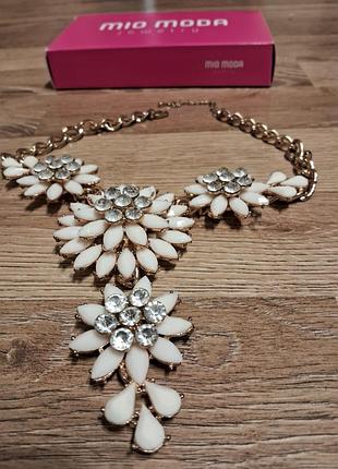 Масивне кольє з квітами