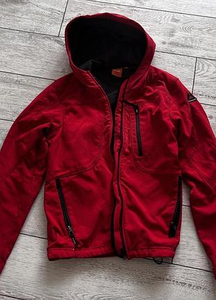 Червона спортивна куртка бренду icepeak.