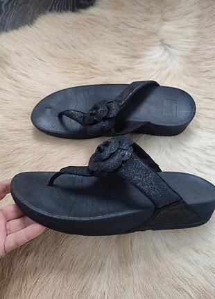 Черные шлепанцы вьетнамки fitflop glitterosa.