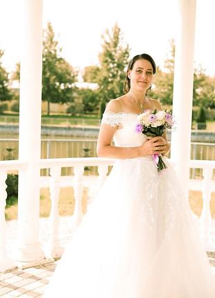 Ніжна весільна сукня