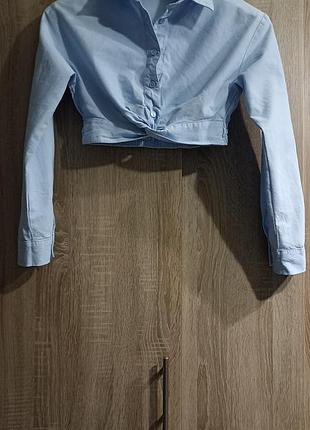 Цветная укороченная рубашка.