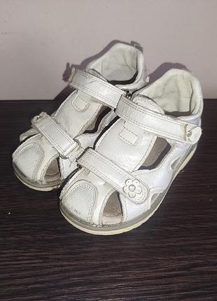 Босоножки для девочки 26 р