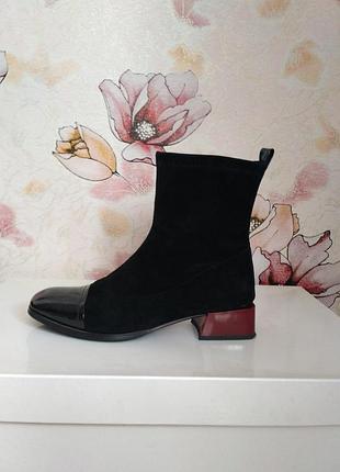 Черевики із натуральної замші і натуральної лакованої шкіри