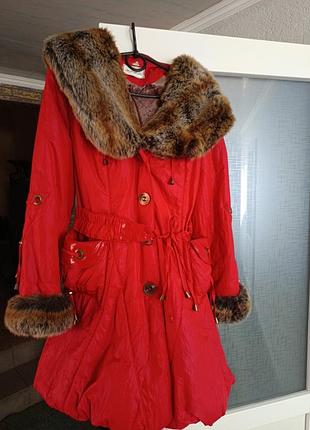 Красная баллоновая стильная куртка с меховым манжетом и воротником.меет пояс и карманы.