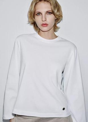 Футболка з довгими рукавами та етикеткою