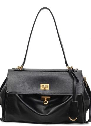 Черная женская сумка с золотой фурнитурой, классическая, базовая.