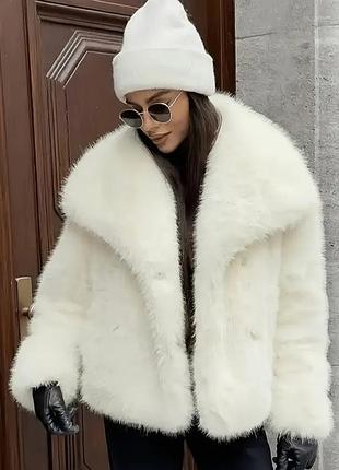 Трендова шубка молочно-білого кольру, доступна ціна